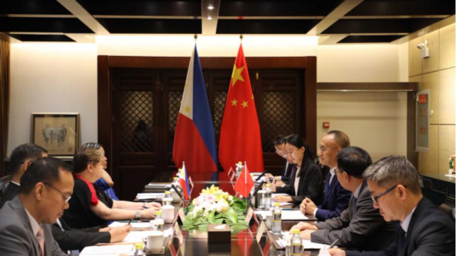 能不打就不打！菲律宾演习区覆盖黄岩岛后，中国代表团紧急抵达菲律宾，要面对面谈，这