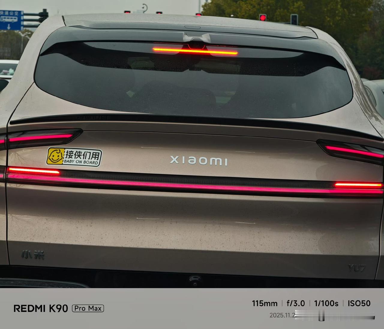 跟我老婆在车上，前面停了辆YU7，她悠悠的来了句：小米车是真的很好看，要是我们女