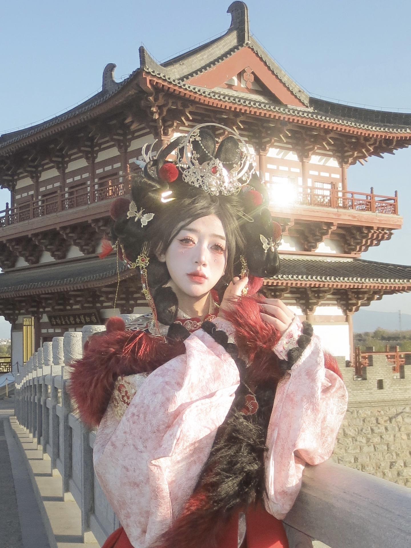 好看是好看就是风太大了 刘海儿没了。