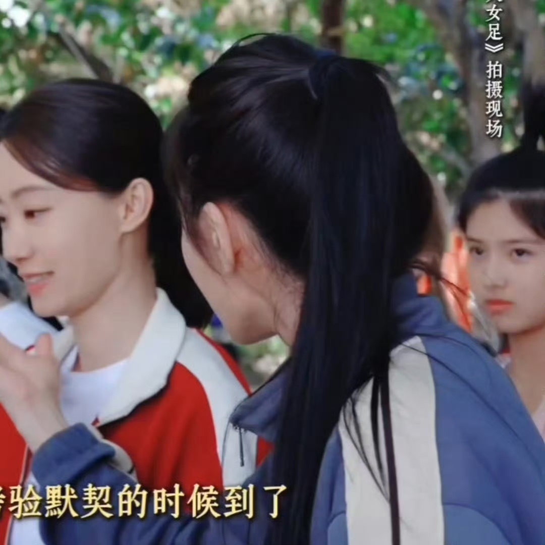 艾米看热巴的眼神不对劲全网都在放大镜解读一个小姑娘的眼神，其实不过是新人看见耀眼