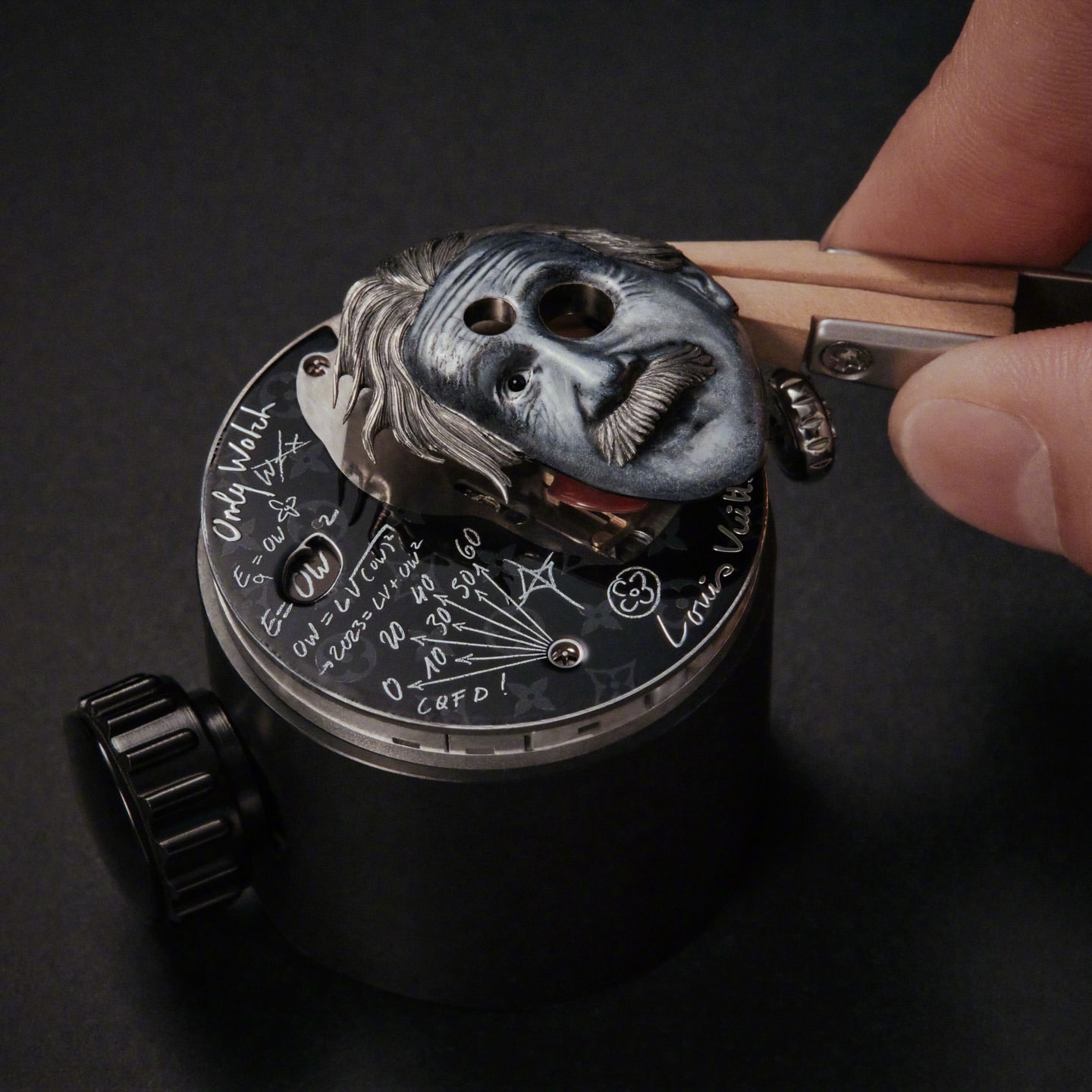 LVMH总裁兼CEO贝尔纳·阿尔诺佩戴了一枚独一无二的 Louis Vuitto