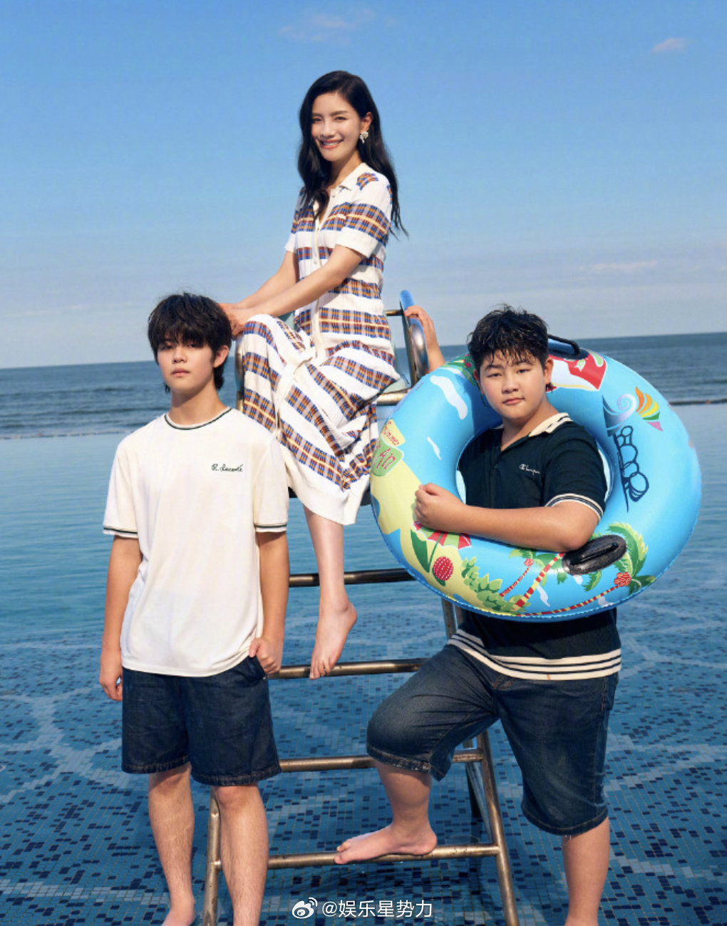 胡可带安吉小鱼儿拍封面 &安吉&小鱼儿✖️《OK！精彩宝贝》海边氛围感大片释出?