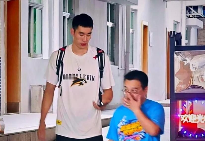 瞄准内线补强，杨鹏飞技术特点适配广东
 
广东男篮现阶段的引援方向十分明确，首要