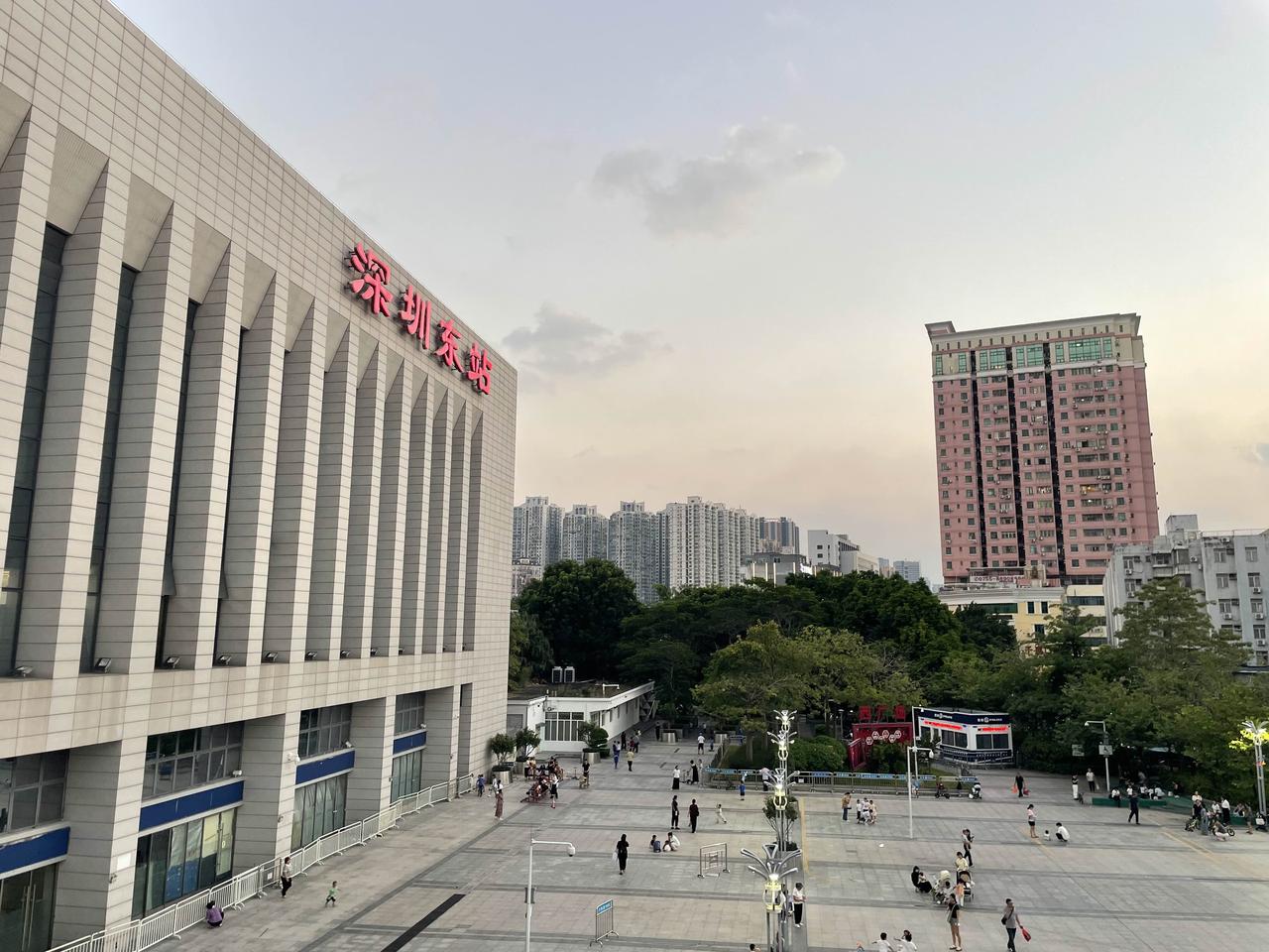 深圳东站：很多深圳打工人来深圳的第一个站就是深圳东站，这是绿皮火车的一个大型周转