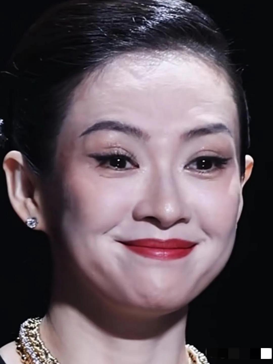 高清怼脸拍，章子怡也是脸上崎岖不平，眼角皱纹粗粝，颈纹清晰可见，由花容月貌变成花