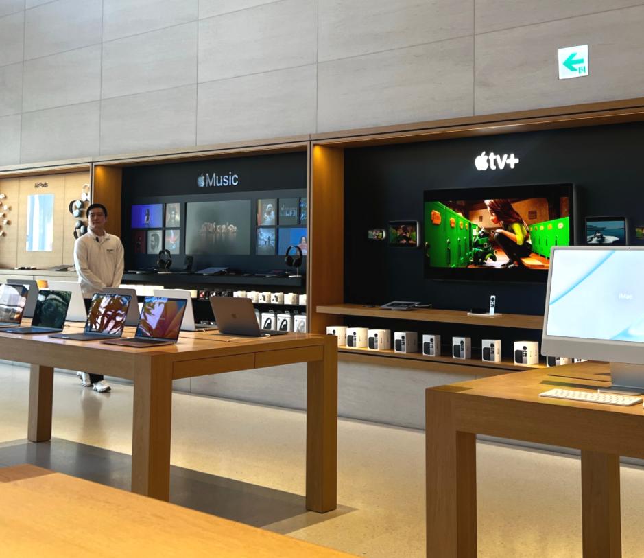同样是最近发布了新机的手机品牌，没想到门店的人流量差距这么大。
 
一、苹果的A