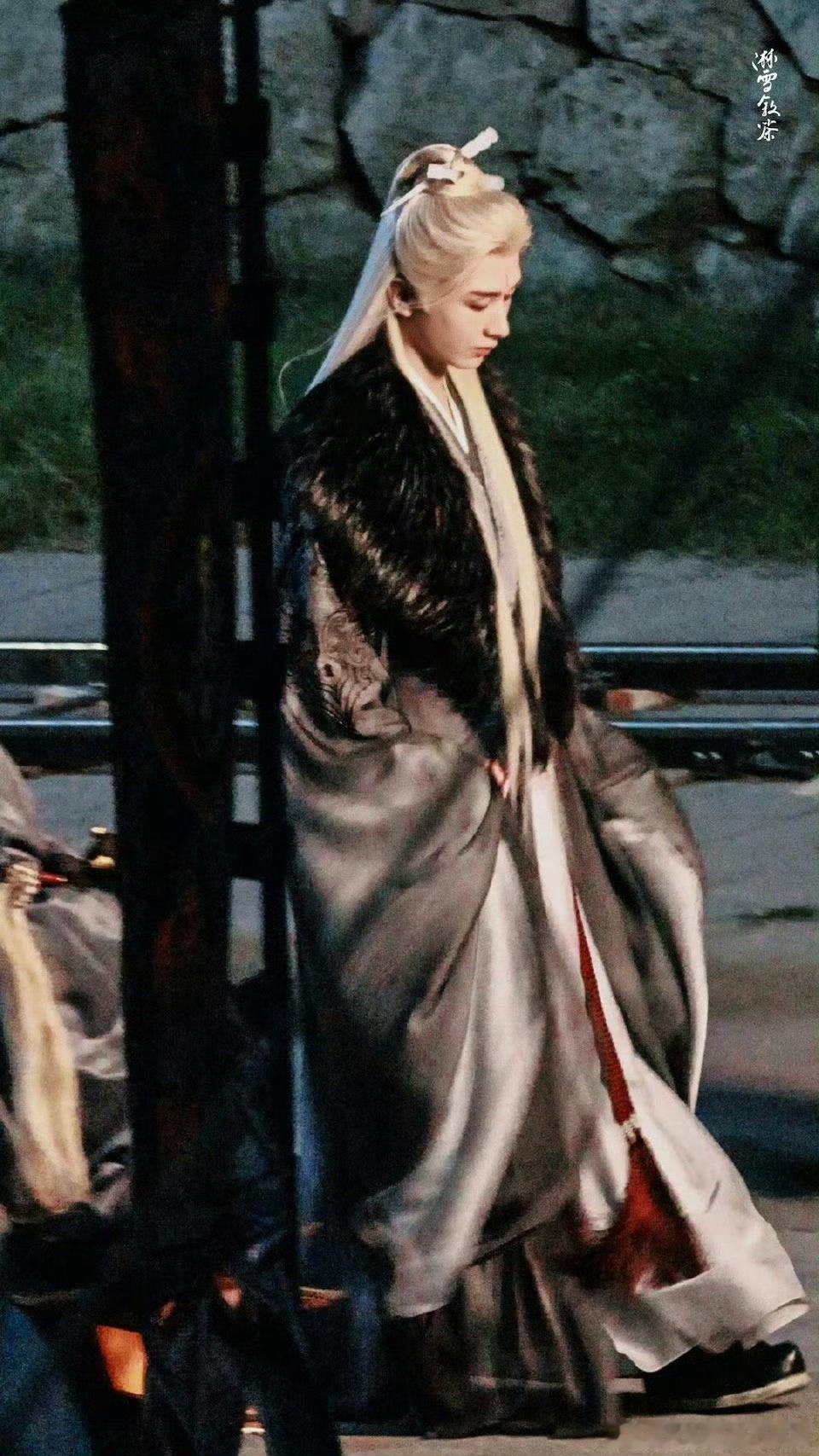 #成毅李沉舟路透 下雪了吐血了# 银发李沉舟下雪吐血 好破碎啊帮主大人。。。[悲