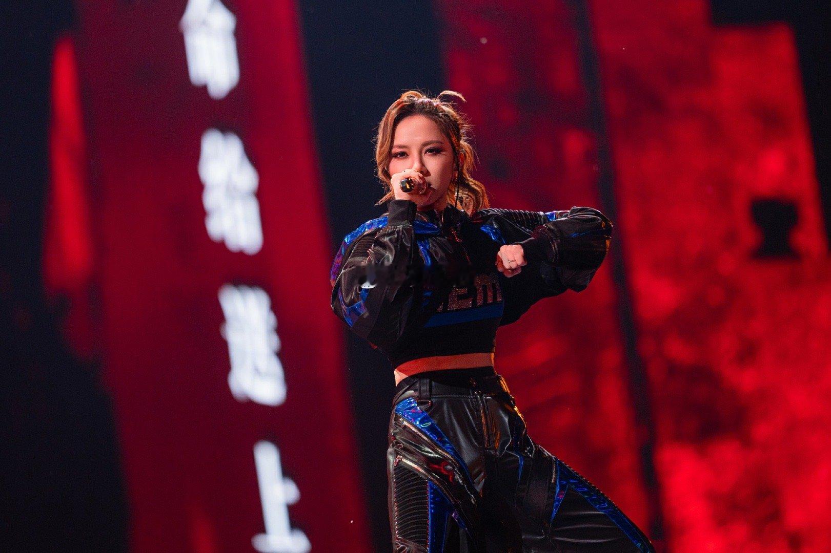 从热搜调侃到现场掏心窝只隔了一天，她亲手拆掉了舞台那堵无形的墙。当聊起爸妈纪念日