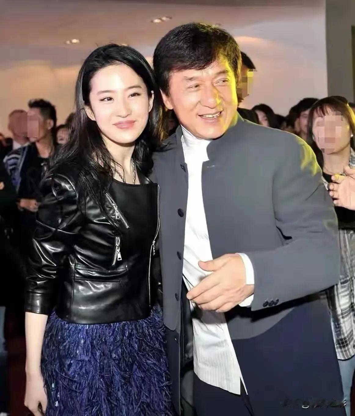 成龙大哥这辈子最不缺的就是女人缘，走到哪里都有女人陪伴，而且都是非常优秀，非常漂