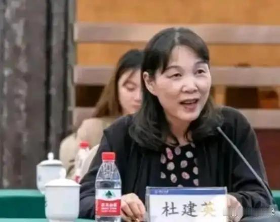 为何杜建英要在香港起诉？一查才发现，原来杜建英竟然这么厉害！他们选在香港起诉，说