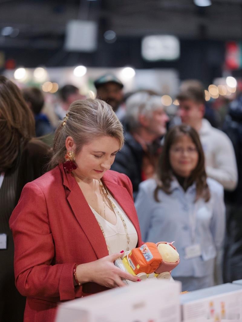 🇱🇺11月21日，大公夫人斯蒂芬妮出席卢森堡展览中心举办的传统国际集市的开幕