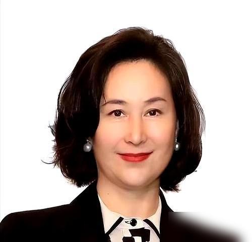 身价700亿的何超琼，竟然连续30年春节都不回赌王家，反倒跑去一个外姓人家里抢C