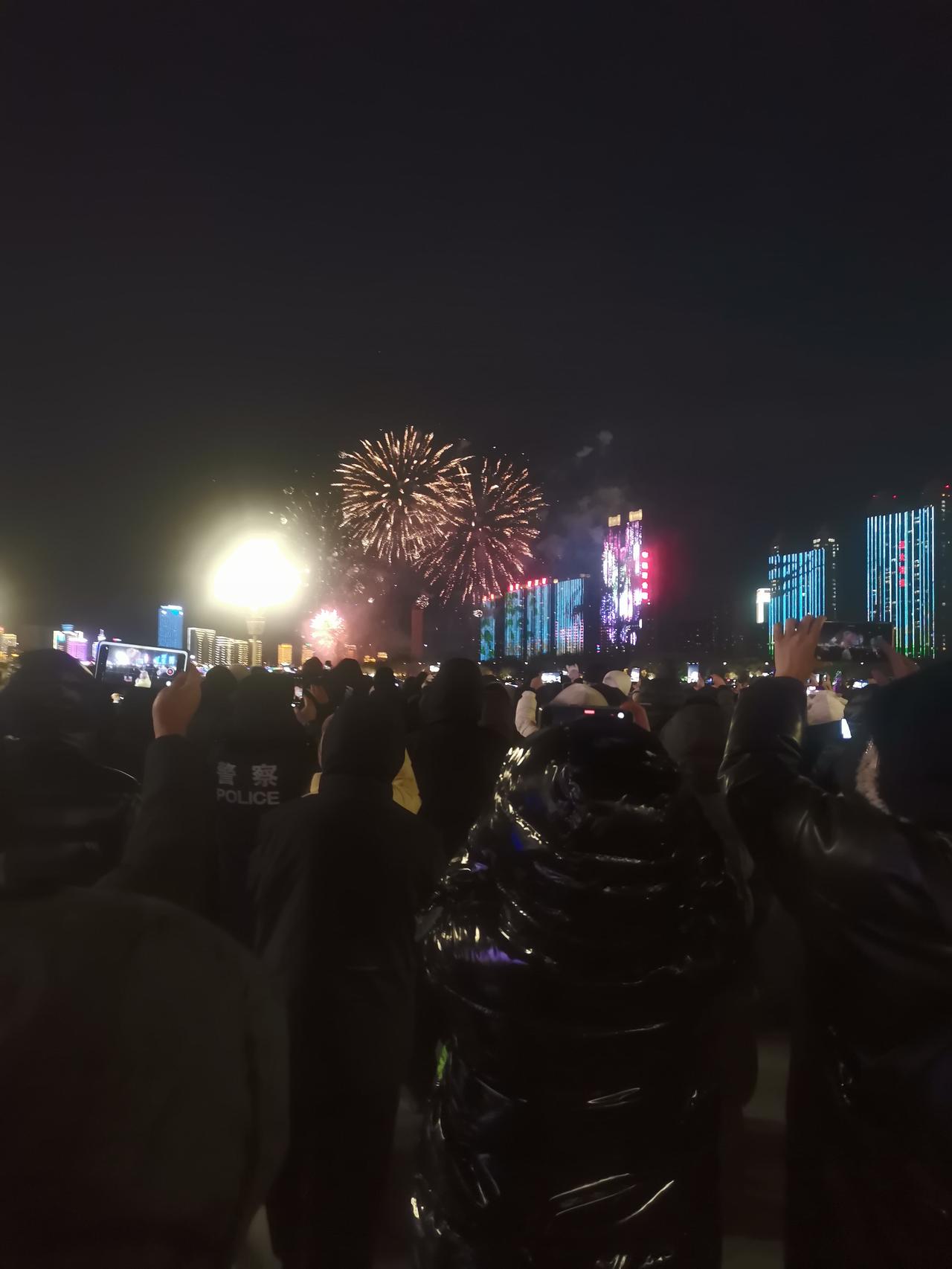 2025年12月31日，坐标吉林市，观赏了跨年夜的烟花，那感觉实在美妙！


今