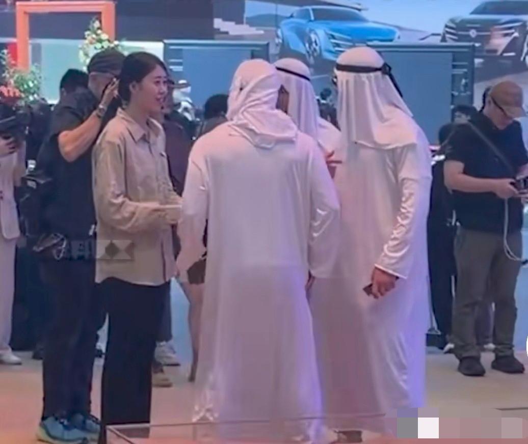 中东土豪“围堵”传祺展台

北京车展这一幕，真的太提气了。一群身着白袍头巾的中东
