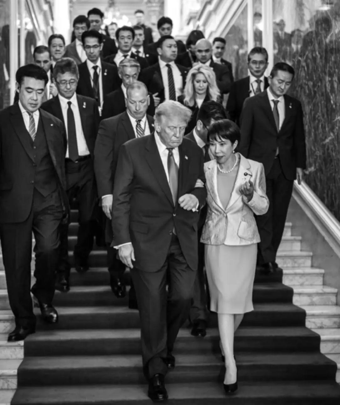 特朗普离开日本时，在自己的社交媒体发了一张高市早苗挽着他的手走下阶梯的黑白照片，