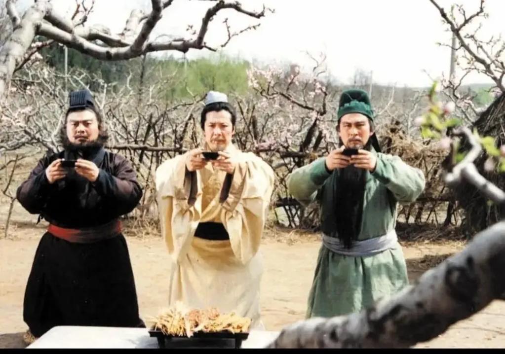 正史里刘关张得人心从来不是单靠人品光环：刘备靠折节下士、同榻共眠的姿态，把主仆处