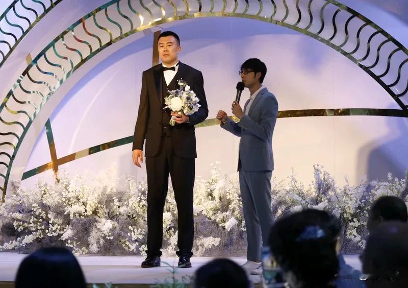 婚礼上新郎爸爸成全场最高兴的人 婚礼上新郎爸爸成全场最高兴的人
最近见了两场有趣