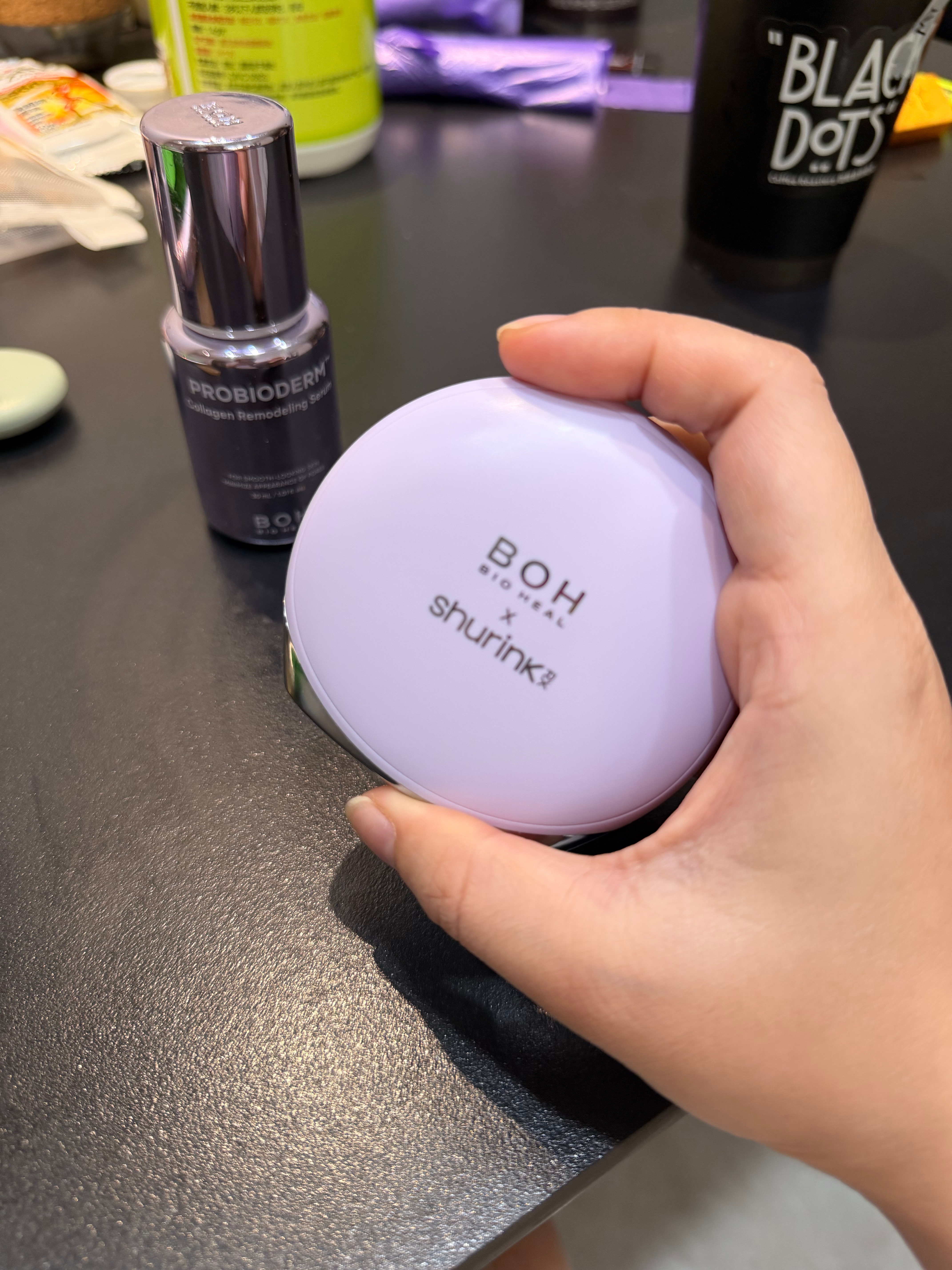 这个和韩版shurink超声刀出的小仪器 300多块钱 还配了胶原精华一起用 一