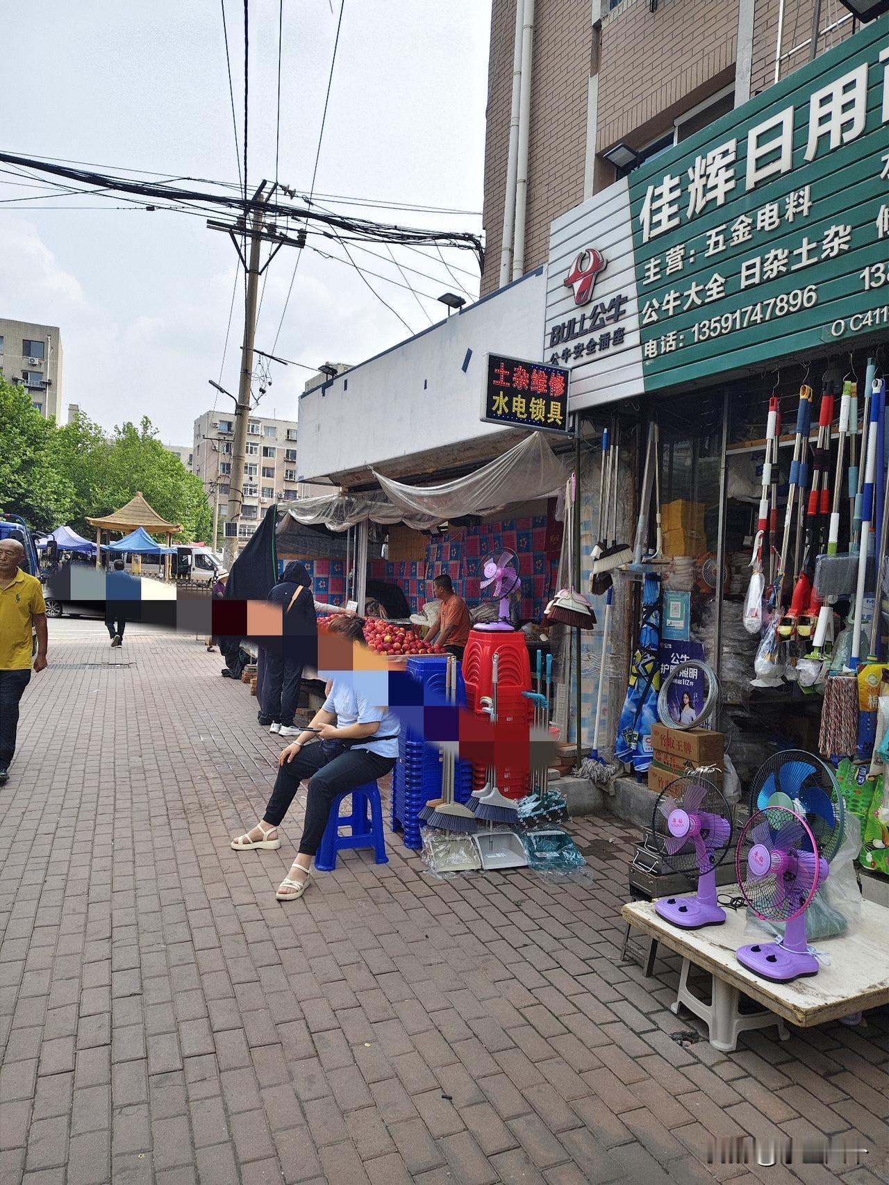真的有一段时间没有往交大小市场方向去了，这条路以前搭棚的小商贩挺多的，共庆园市场