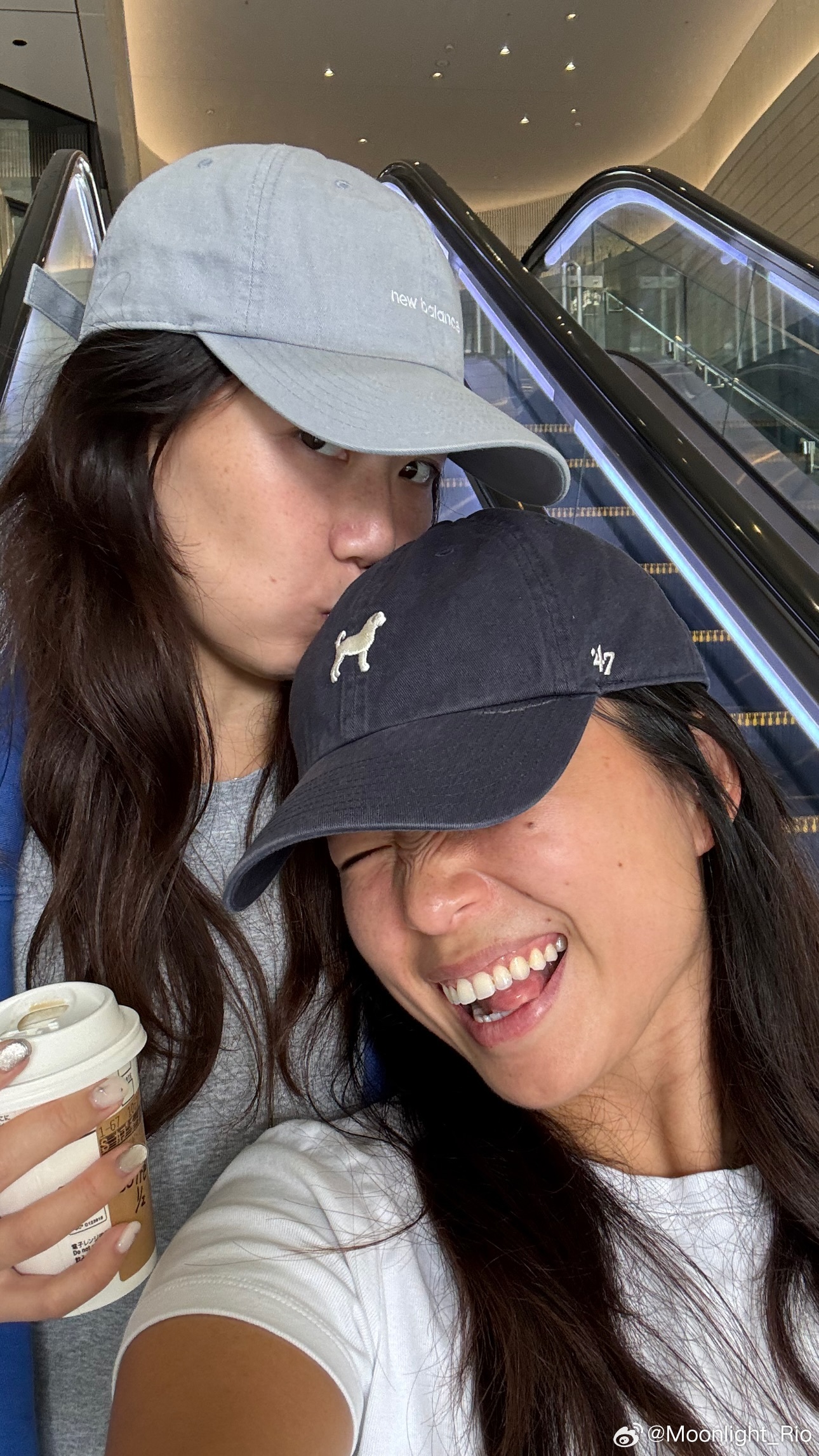 女友带生病的张安外出散步 ​​​