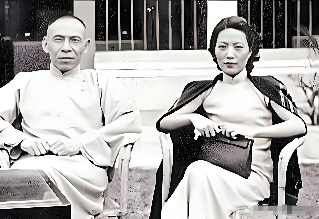 1937年，孟小冬去看望闺蜜姚玉兰，夜里与她同床而睡。谁料，闺蜜趁她睡熟溜出去，