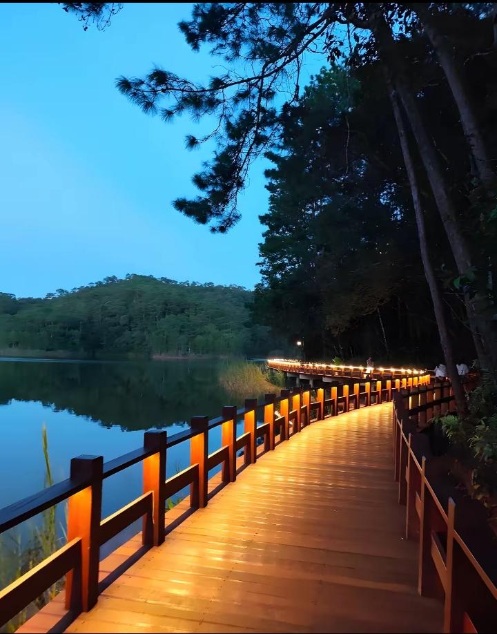 一位干了十年手机维修的师傅说：
​干了十年我才敢说：
​“普通人买手机一定要记住