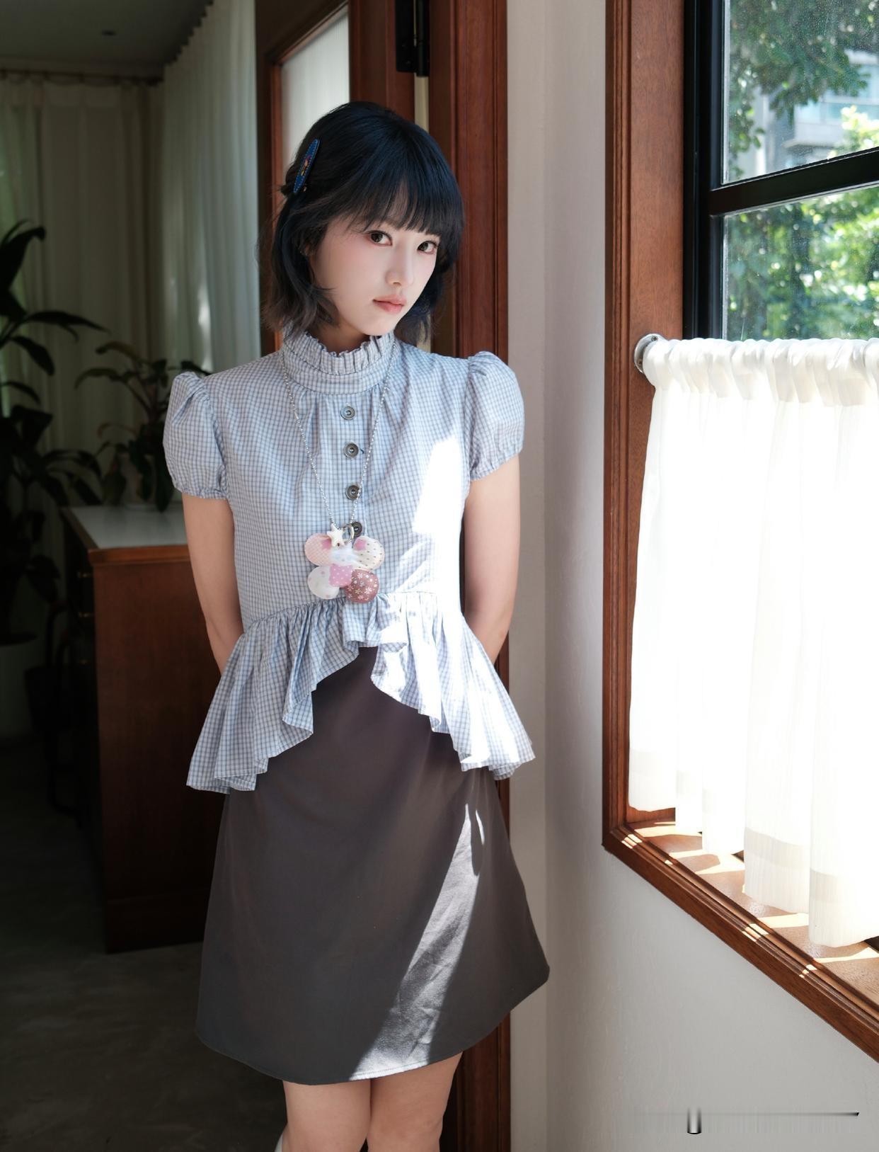 复古格子连衣裙，甜美少女风，搭配可爱发夹，元气满满！🌸👗💖