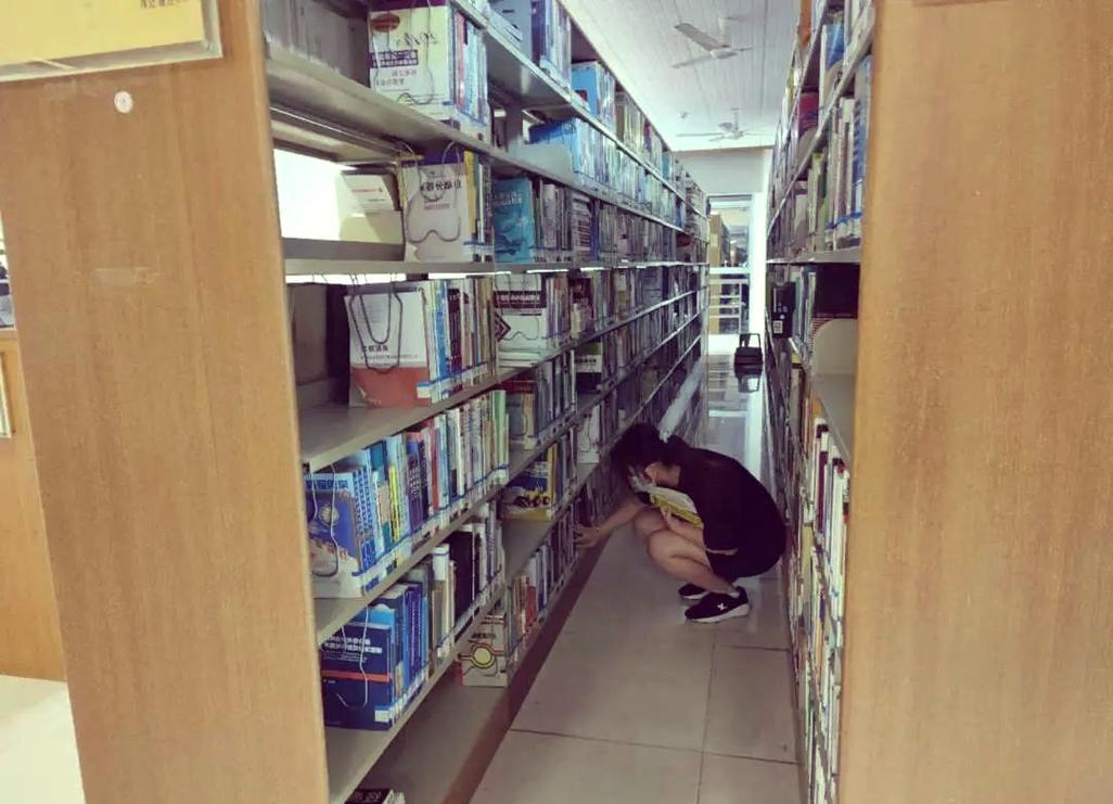 上联：墨海寻珠千卷伴
下联：书山探宝万册陪