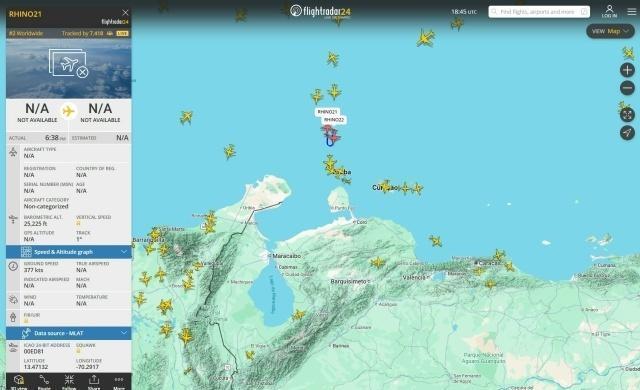 美国海军“杰拉尔德·R·福特”号核动力航母的两架F/A-18超级大黄蜂战斗机在委