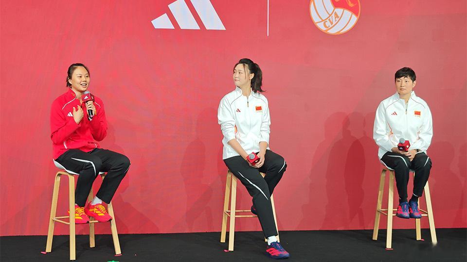 中国女排龚翔宇中国女排队员畅谈排球情缘“我对排球算得上是一见钟情。”龚翔宇这样说