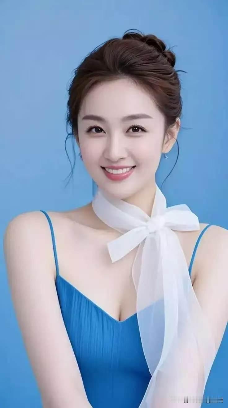 行香子·蓝影清欢
 
蓝影轻裁，笑靥初开。
素绡凝、蝶结萦怀。
鬓云微挽，星眼清