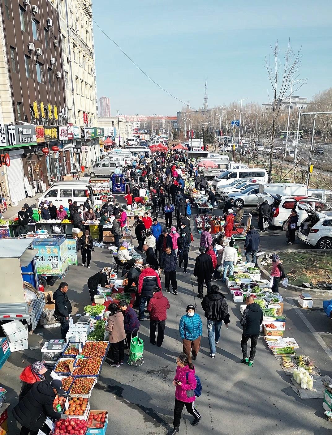 我认为早市更有烟火气。
天刚蒙蒙亮，街边的摊位就次第支起，蒸笼掀开时漫出的白汽裹