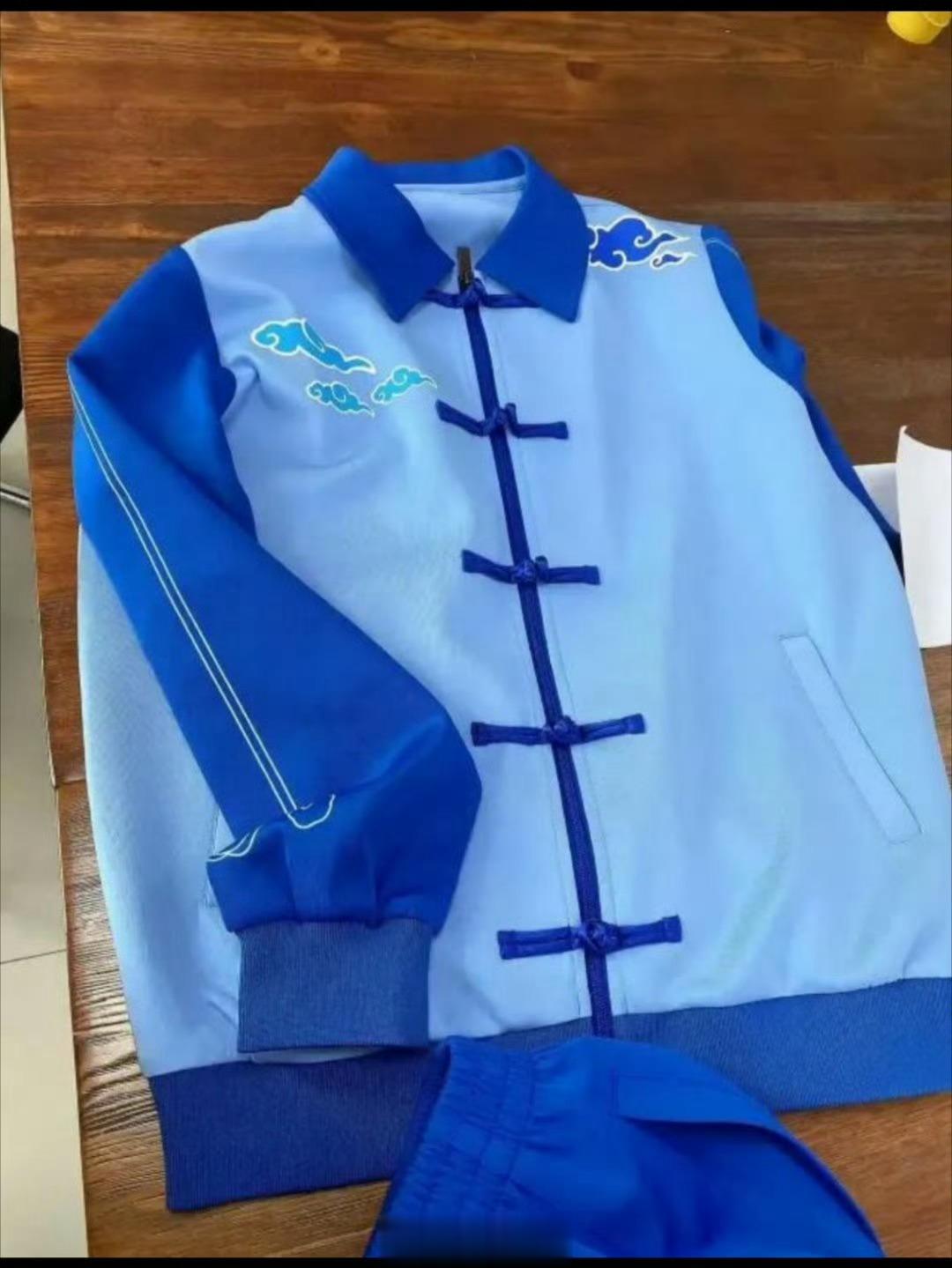 【#山东一学校校服被质疑像寿衣#】不像寿衣，像是新中式！ ​​​