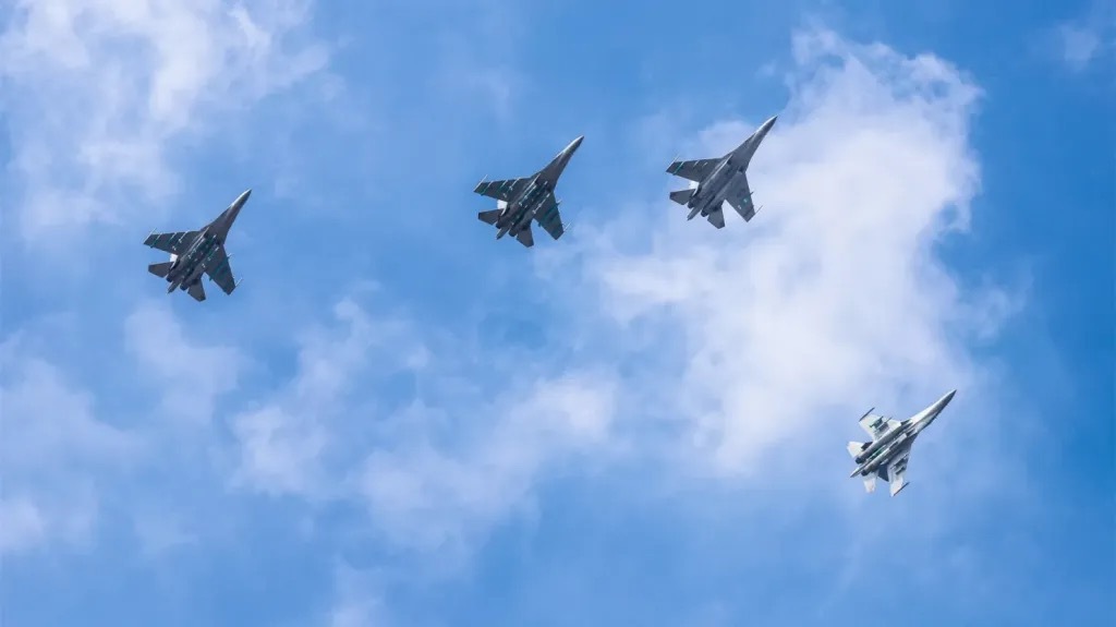 从图1来看，PL-17的长度估计超6米。2023年的时候，解放军空军发布的图片显