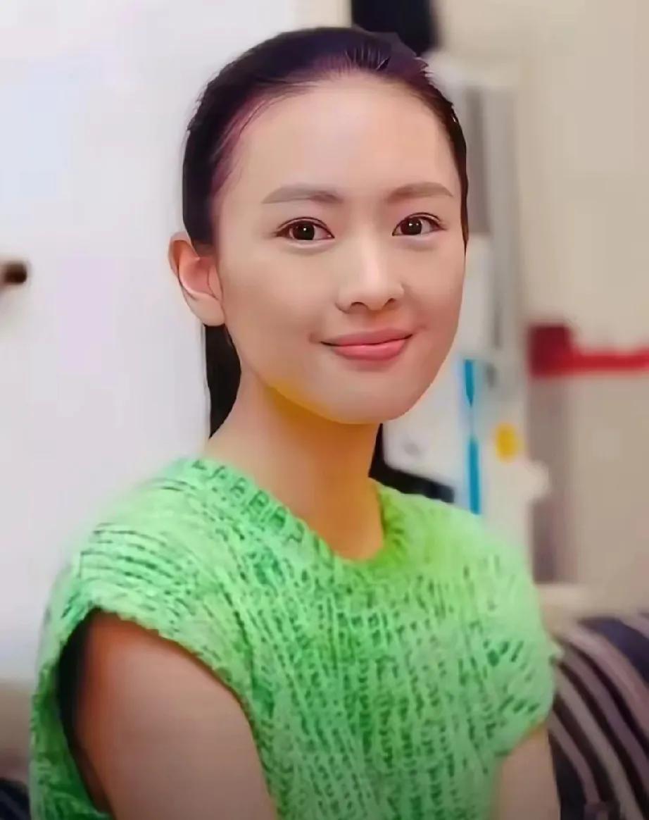 惊！章子怡和童瑶这对“撞脸姐妹花”，竟藏着这样的秘密！
     章子怡1979