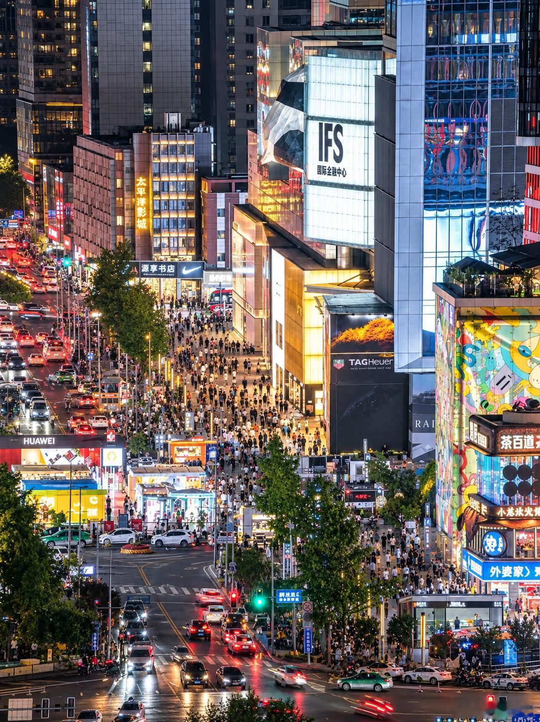 我们正进入纯过日子时代，今年中秋、国庆的生意，开始彻底变天了。最近看到一个说法，