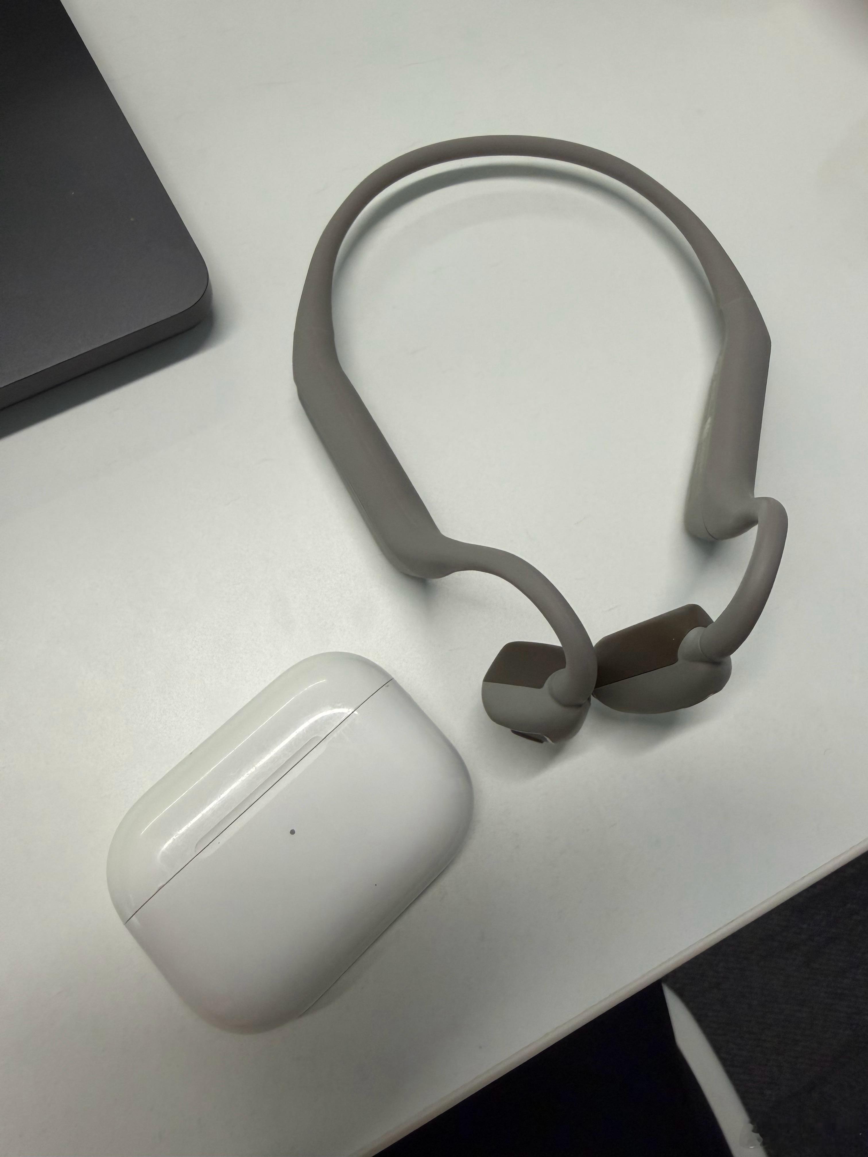 有两幅耳机在使用，多少都有点问题：AirPods Pro 我几乎不用它的降噪，有