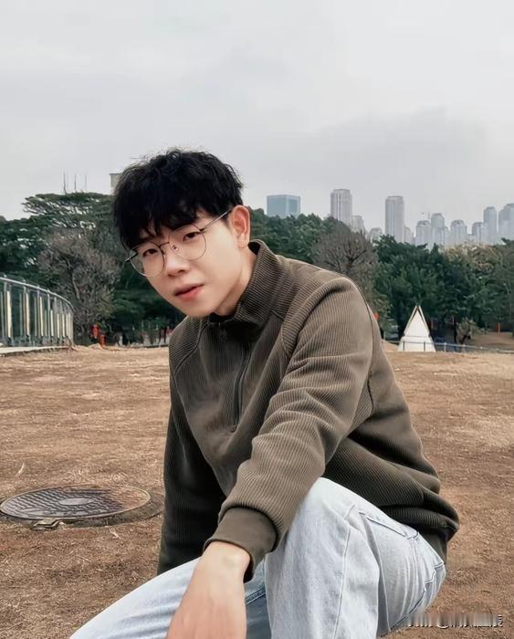 同样是搭档，
凤凰传奇23年不散伙的秘诀就一句话：
五五分账，清清楚楚。

反观