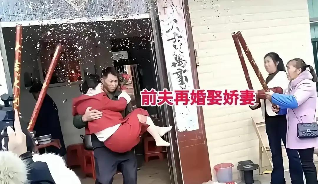 贵州女子离婚第二天包车去前夫婚礼帮忙接亲，现场还笑着递红包。

视频里她穿着红外