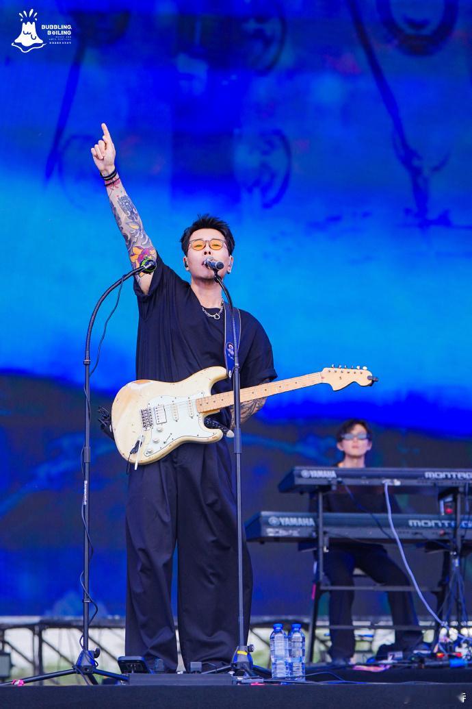 泡泡岛治好了我的精神内耗每一个不一样的“我”撞击在一起，就成了一个闪亮的“我们”