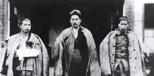 1935年，王耀武在战场上生擒了一位红军师长。当他亲自审讯时，却震惊地发现这位将