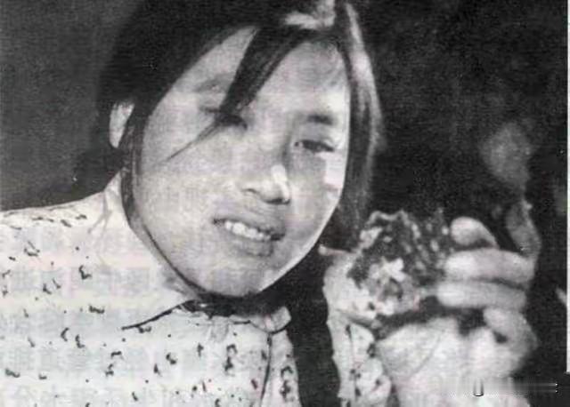 锄头一刨刨出国宝！山东姑娘田间挖出巨型钻石，她的选择令人敬佩
 
1977年的冬