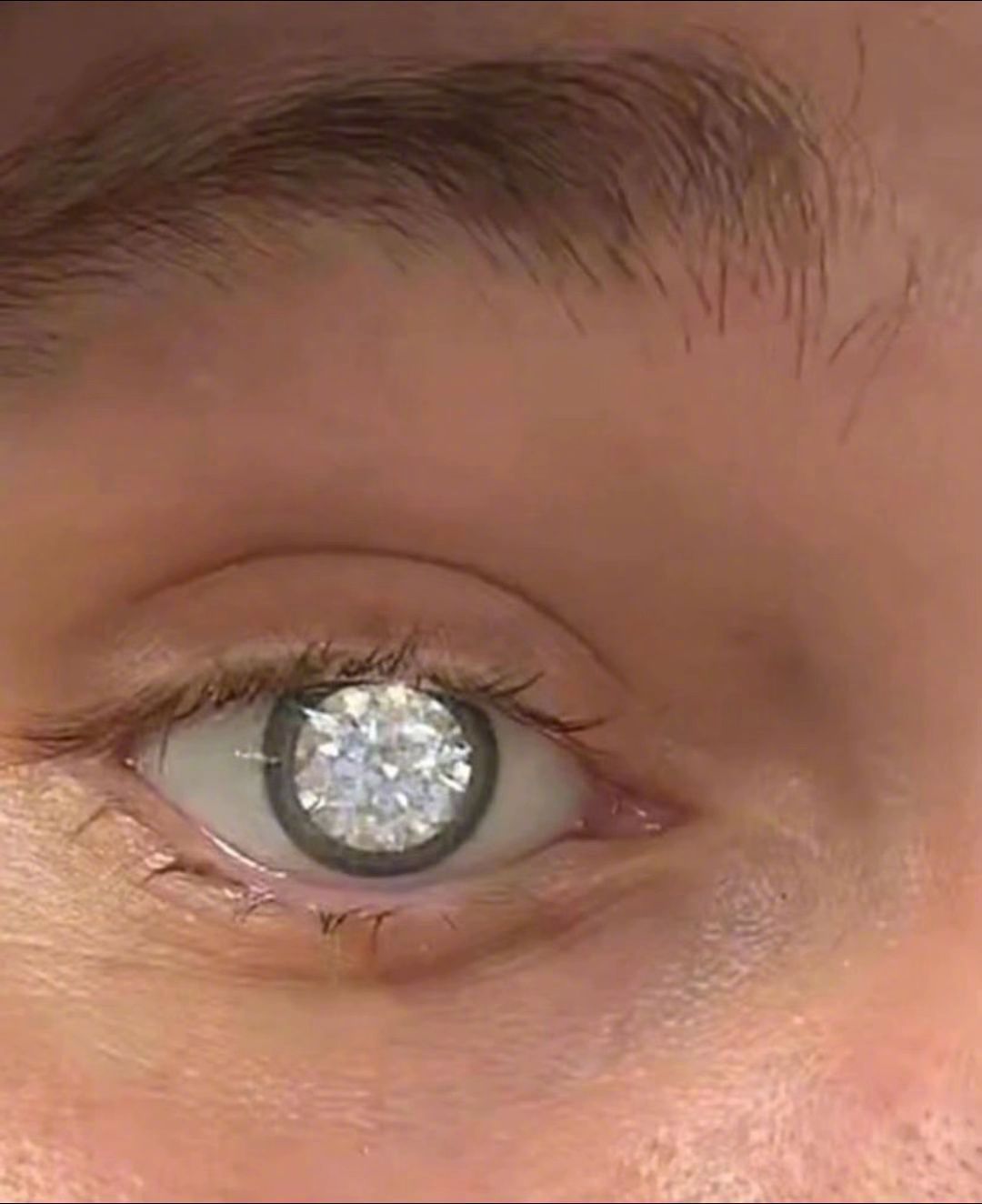 【23岁男子钻石打造全球最贵义眼 价值1425万】美国好莱坞007电影《谁与争锋