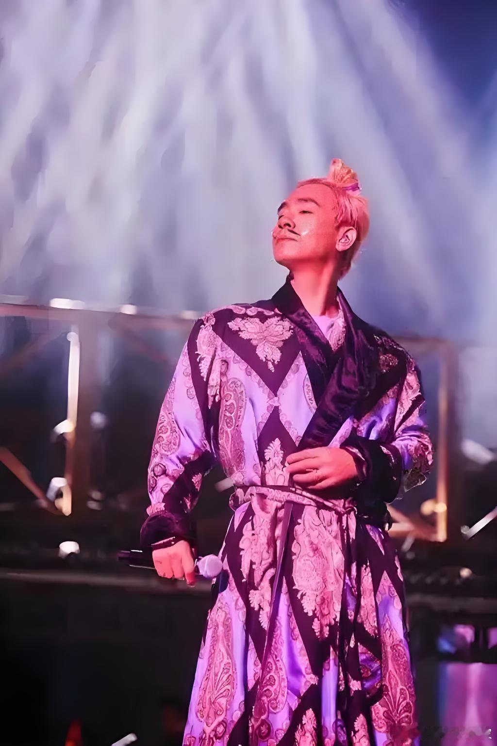 陈小春真唱跳届法拉利 几十年如一日的业务水平还得看陈小春 ​​​