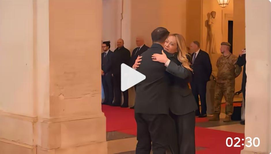 泽连斯基抱怨美国无暇顾及乌克兰美国无暇顾及乌克兰，意大利也不会有什么抱团取暖之意