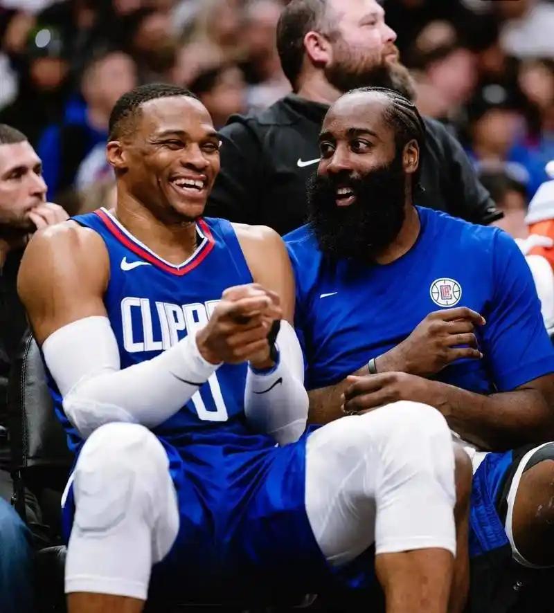 看到哈登、威少、德罗赞等老将至今仍是自由球员，NBA名宿克里斯·波什最近实在憋不