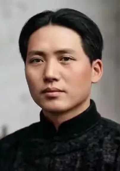 日出韶山红太阳，
照耀世界人民群众光芒！