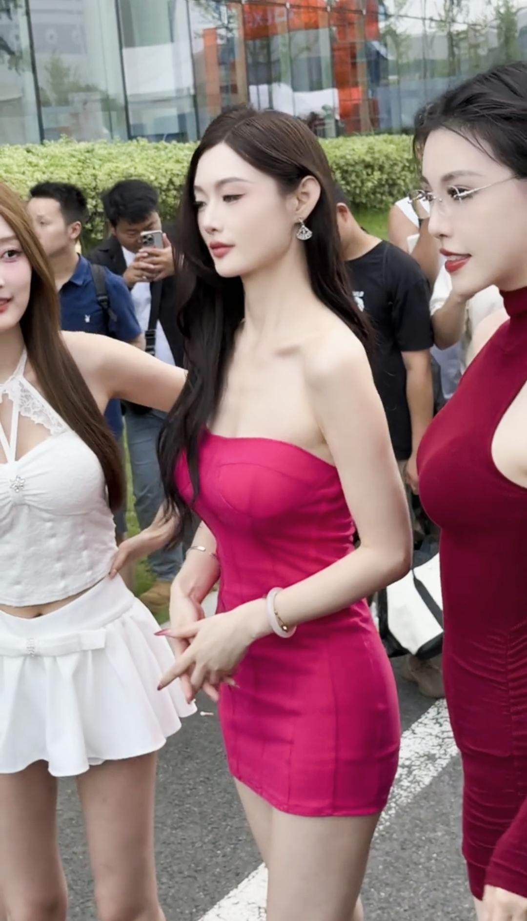 白玫瑰红玫瑰粉红玫瑰，红唇烈焰，前凸后翘，风姿绰约，各有各的美。但金丝眼镜才是点