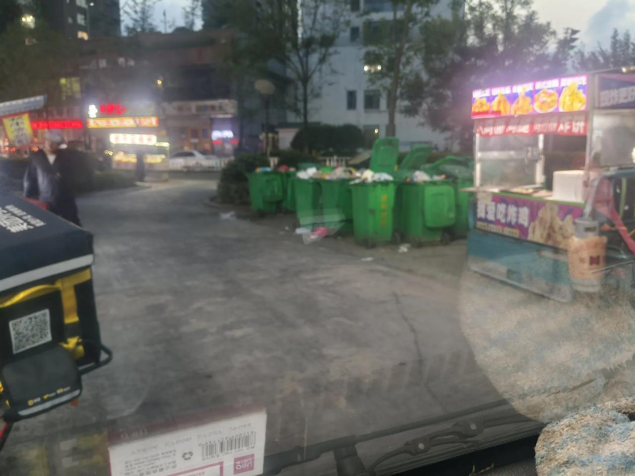 就这样的食物制作环境，怎么能让人放心，我停车的十几分钟里，还有来取餐的骑手！也有