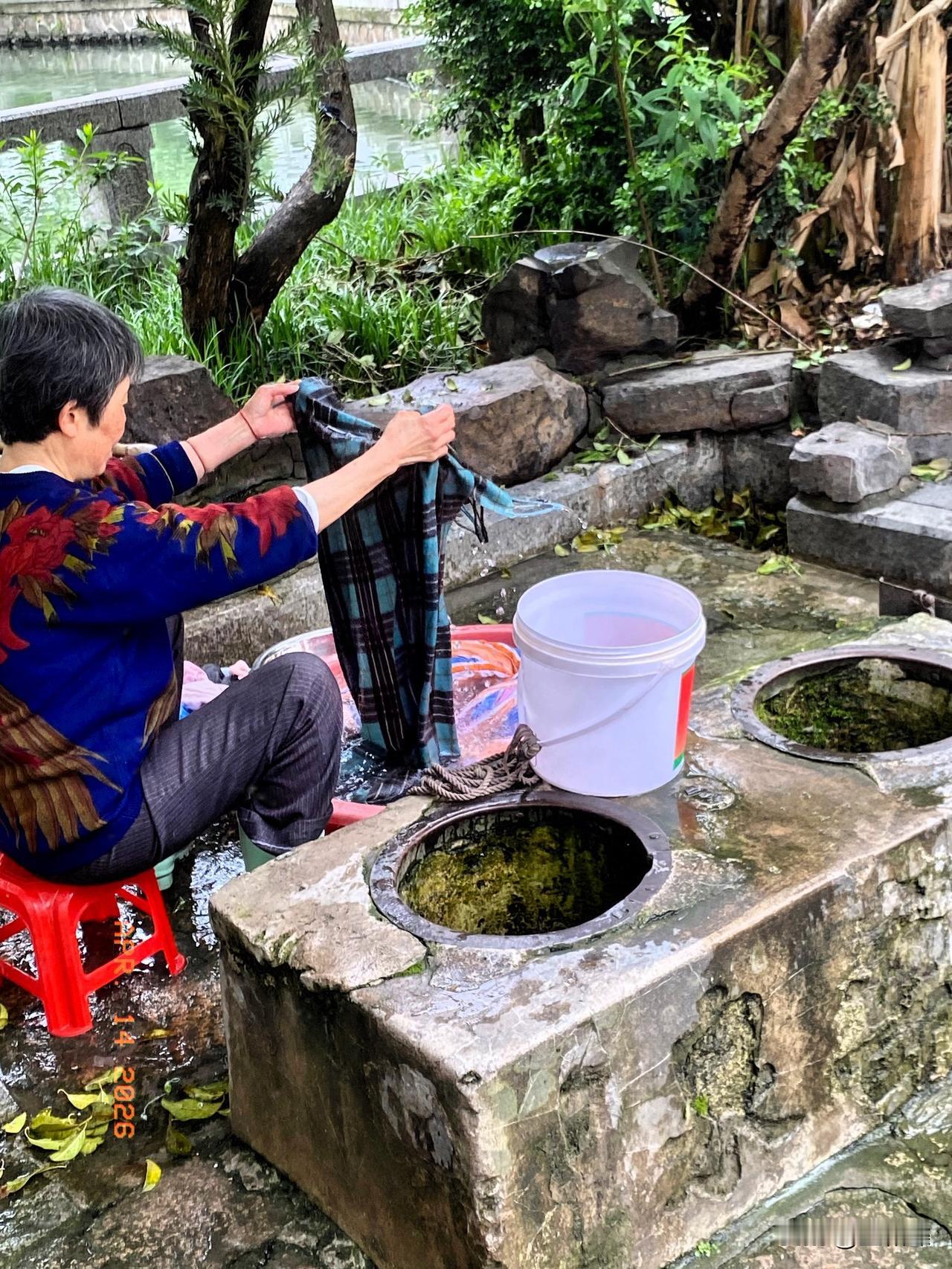 今天下午，走过姑苏羊王庙双井旁，见到一位阿姨正在用井水洗着好几盆衣服、被单，勾起